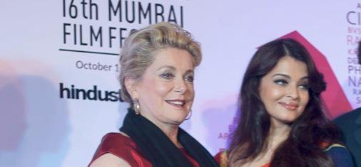 Catherine Deneuve tr&egrave;s touch&eacute;e par l'hommage re&ccedil;u au Festival de Mumbai - &copy; Rapha&euml;l Neal